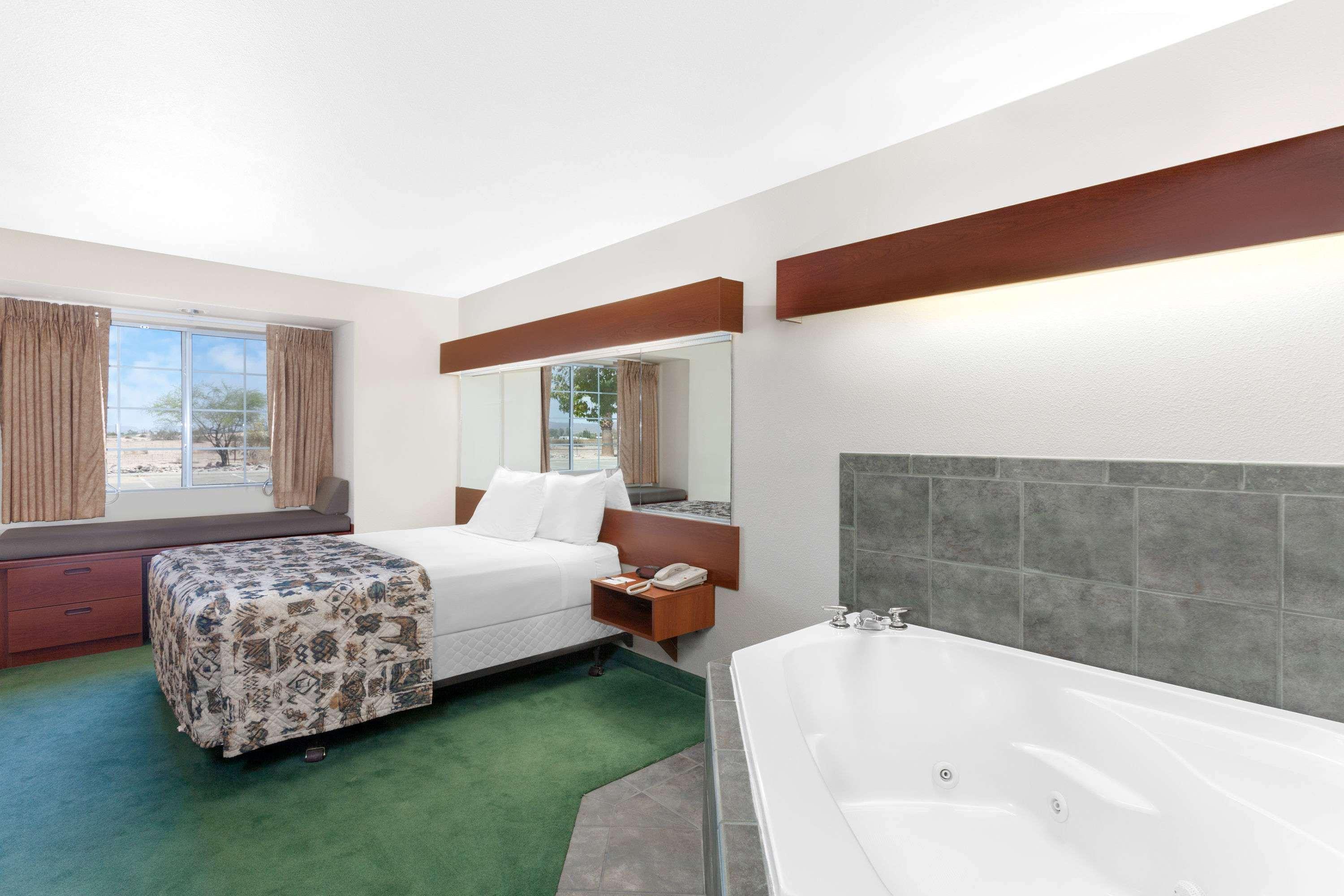 Microtel Inn & Suites By Wyndham Wellton Екстериор снимка
