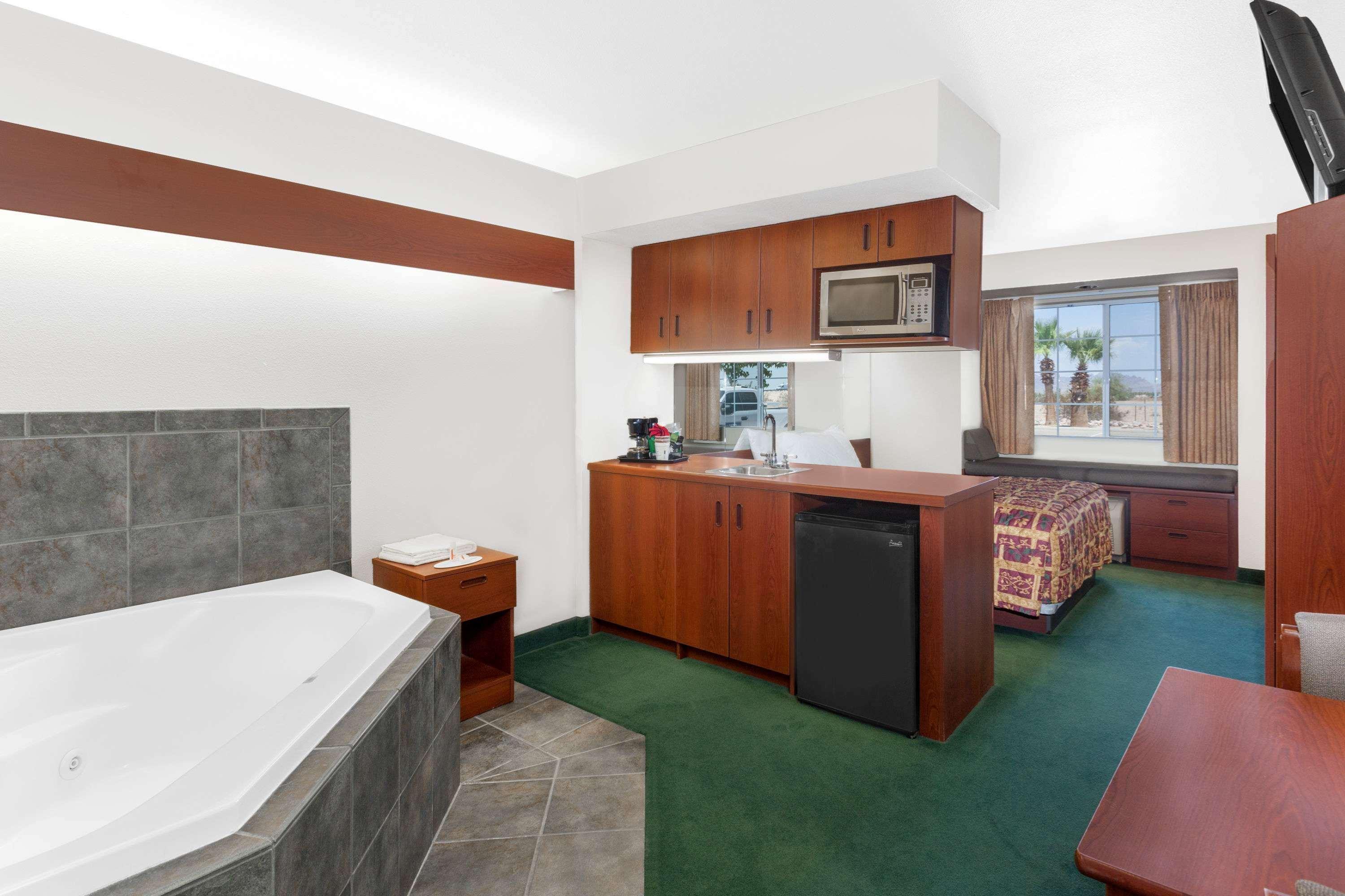 Microtel Inn & Suites By Wyndham Wellton Екстериор снимка
